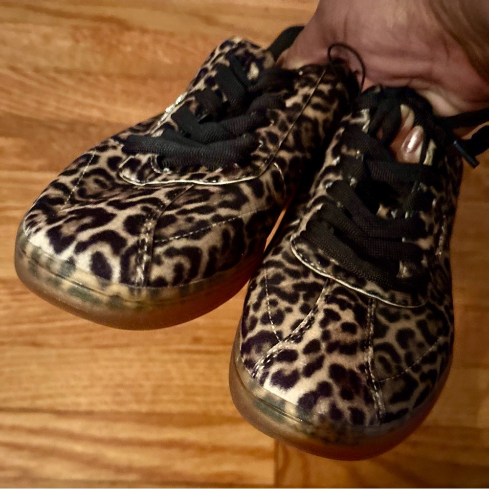 NEW DKNY Women’s Seacliff ‘Wild Leopard Print’ Sneaker, Size 9 - Picture 4 of 14